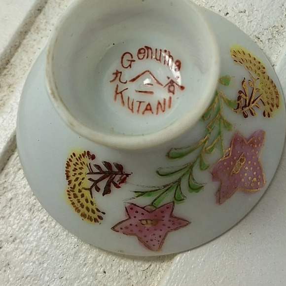Genuine Kutani Sake Bottle & 1 cup Floral Accents - Picture 3 of 7